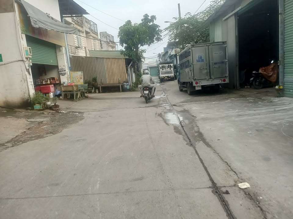 Nhà 2 căn tại Bình Chánh 250m² giá 9.5 tỷ - Sổ hồng chính chủ, thương lượng tốt!