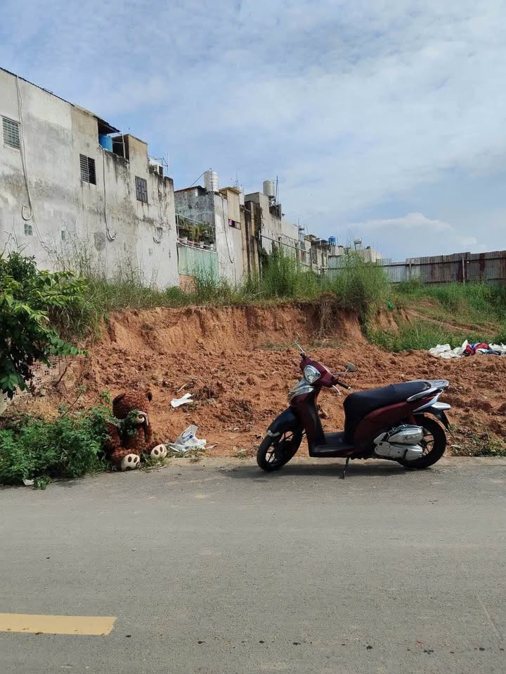 Nhà bán hẻm nhựa Nguyễn Thị Tươi, Dĩ An 150m² giá 3.5 tỷ - Hướng Tây Nam thoáng mát!