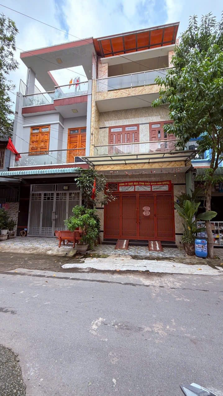 Nhà KDC Bến Thành Dĩ An 67m² giá 4.55 tỷ - Vị trí thuận tiện, thổ cư 100%!