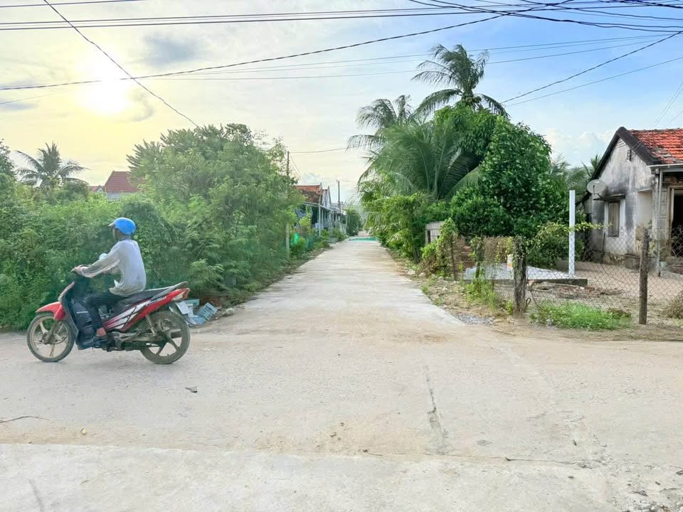 Đất lô góc ven biển Xuân Vinh 216m² giá 1.9 tỷ - Cách biển chỉ 40m!