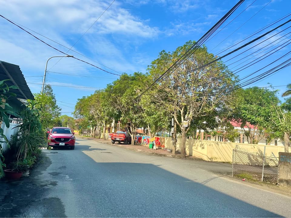 Đất Đông Vĩnh 110m² giá 2 tỷ - Đường Hoàng Trung Thông, khu vực thuận tiện!