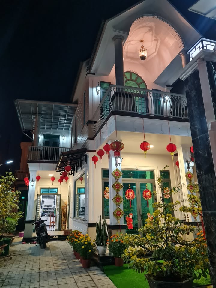 Nhà 2 mặt tiền đường Xuân Thủy, 180m², giá 16.5 tỷ - Biệt thự mái thái sang trọng!