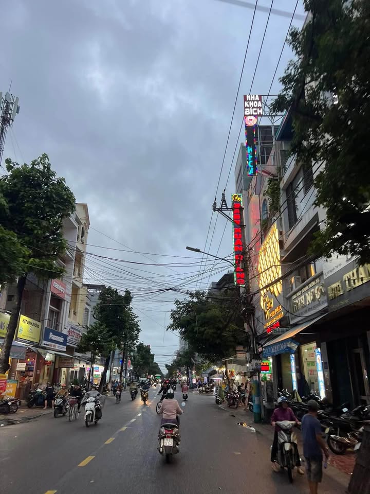 Nhà Mặt Tiền Kinh Doanh Nguyễn Thái Học 161m² giá 10 tỷ - Đầu tư sinh lời ngay!