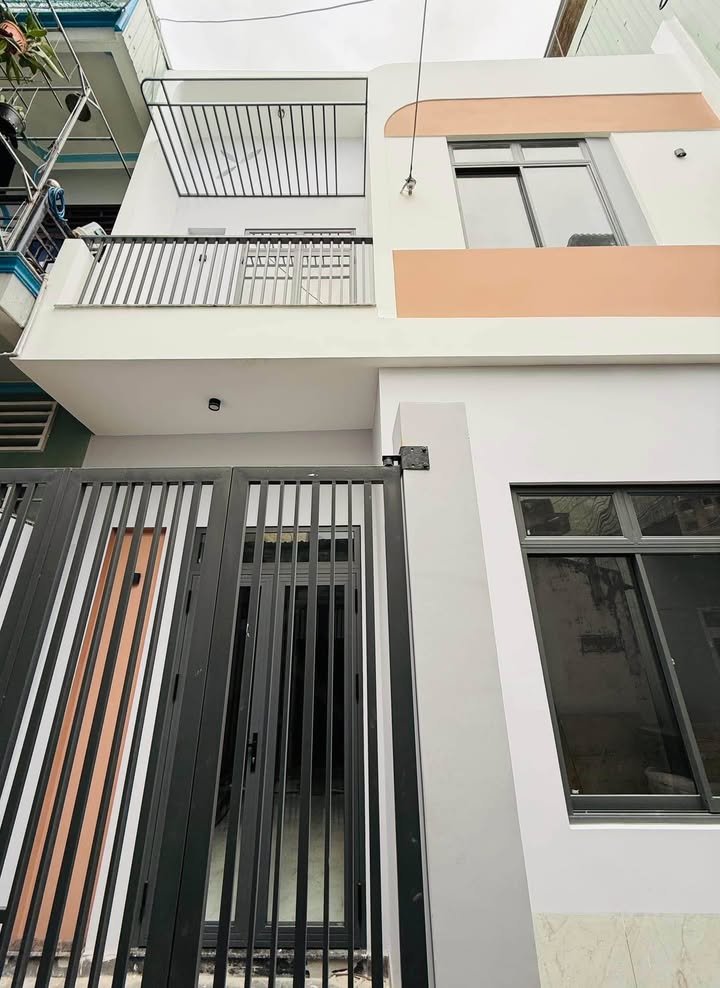 Nhà 2 tầng hẻm rộng Nguyễn Tất Thành, 42m² giá 2.6 tỷ - Nhà mới 100% chính chủ!