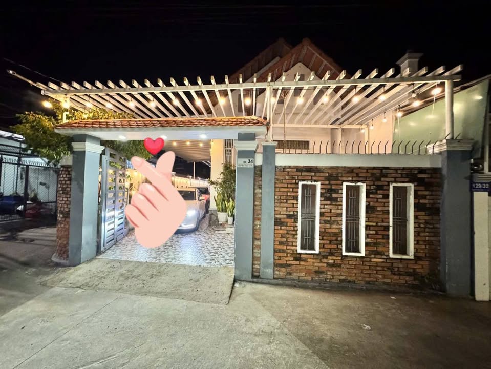 Nhà phố 129 Nguyễn Đình Chiểu, Sóc Trăng 160m² giá 2.98 tỷ - Sân vườn ô tô đậu thoải mái!