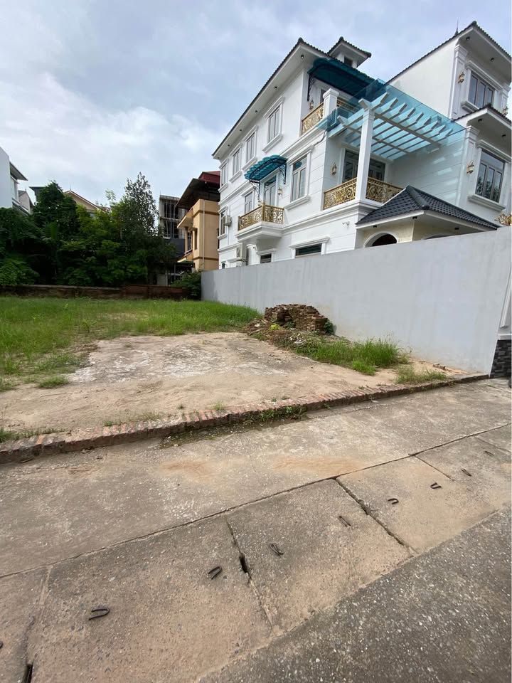 Đất nền Ngọc Thụy Long Biên 220m² giá 37.4 tỷ - Diện tích lớn, mặt tiền rộng rãi!