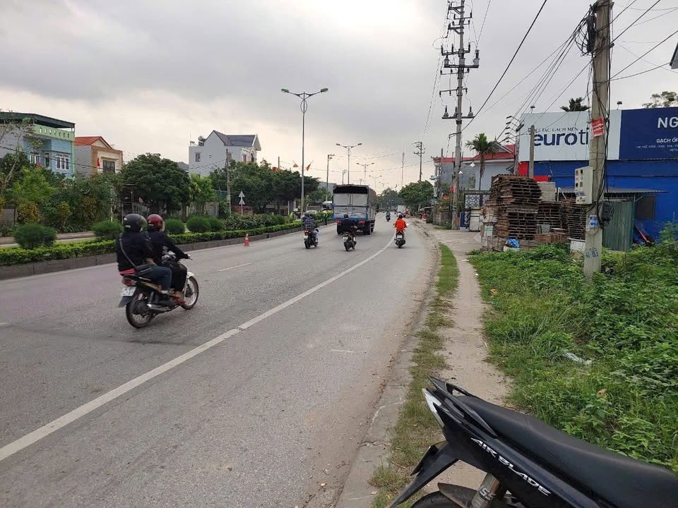 Nhà mặt tiền đường QL 18A, Quảng Yên 100m² giá chỉ 1.7 tỷ - Ô góc 2 mặt tiền