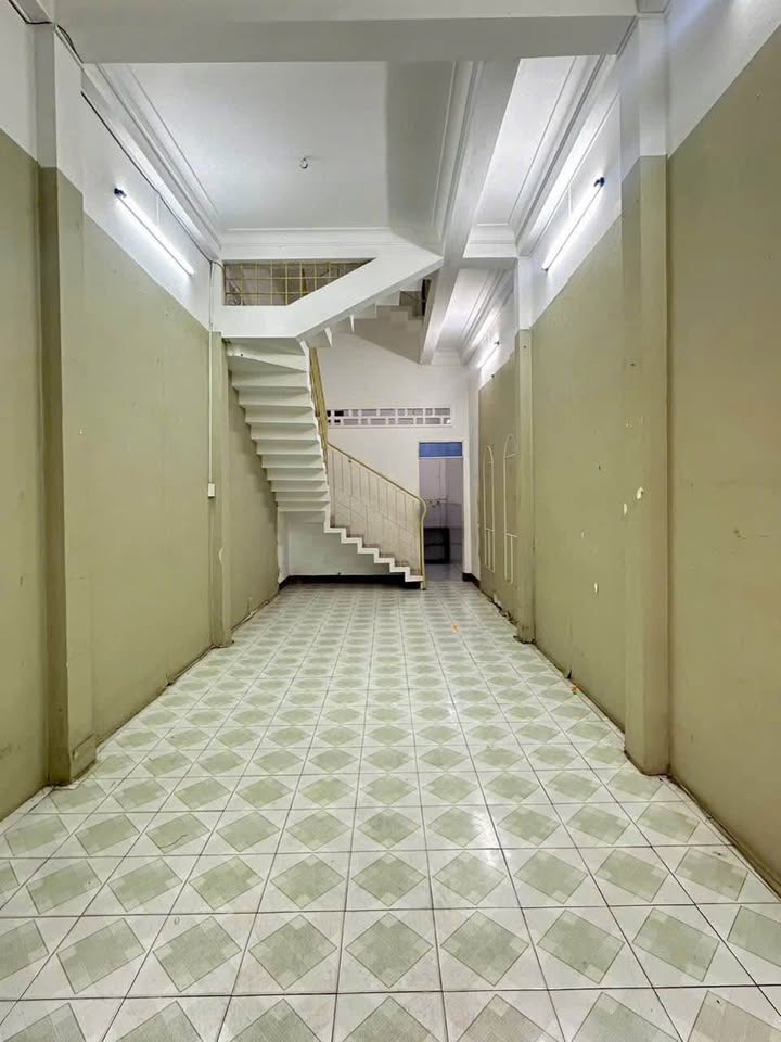 Nhà nguyên căn mặt tiền đường Nguyễn Công Trứ, 60m² giá 8 triệu - Thích hợp kinh doanh và ở ngay!