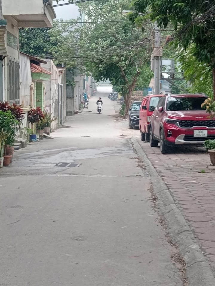 Nhà riêng Lĩnh Nam 30m² giá 4.2 tỷ - Ô tô đỗ cửa, lô góc tiện lợi!