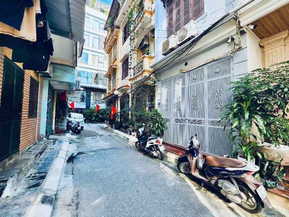 Nhà phố Nghĩa Tân, Cầu Giấy 35m² giá chỉ 10 tỷ - Ô tô tránh, vỉa hè rộng!