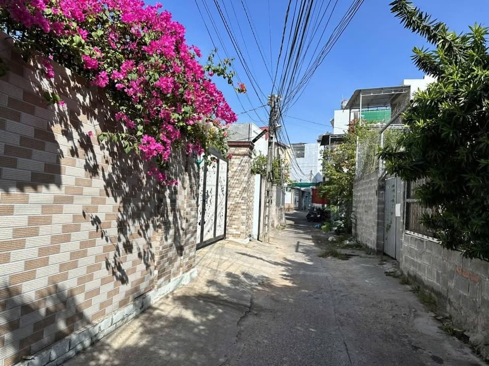 Nhà nguyên căn hẻm bê tông ô tô Phú Trinh, 100m² giá 4 triệu - An ninh và thoáng mát!