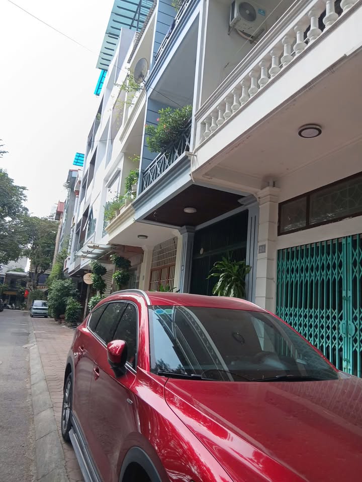 Nhà phố Lĩnh Nam 37m² giá 9 tỷ - Ô tô vào tận nhà, vị trí đắc địa!