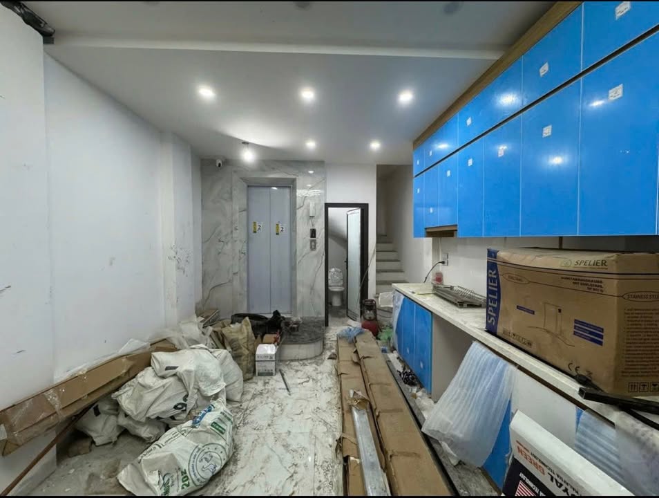 Nhà riêng Lạc Long Quân Tây Hồ 40m² giá 9 tỷ - Ô tô đỗ cổng, thang máy hiện đại!