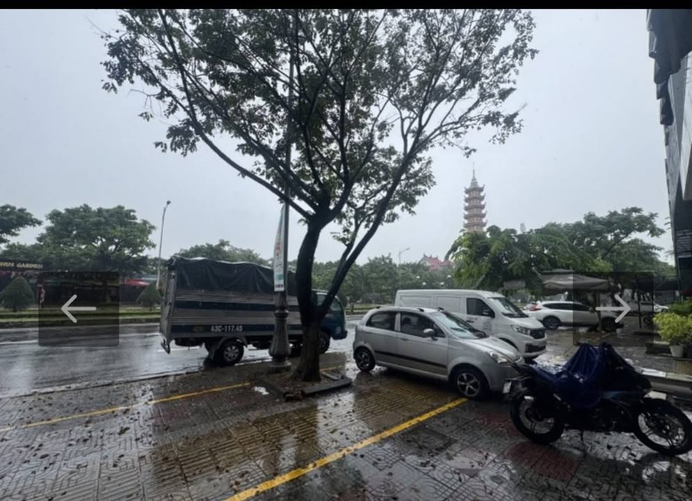 Bán mặt tiền Hoàng Thị Loan 100m² giá 13.5 tỷ - Kinh doanh sầm uất ngay trung tâm!