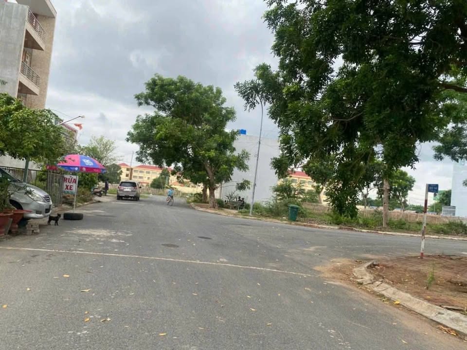 Đất nền KDC 135 Bến Lức 100m² giá 2.99 tỷ - Đối diện khu thương mại dịch vụ!