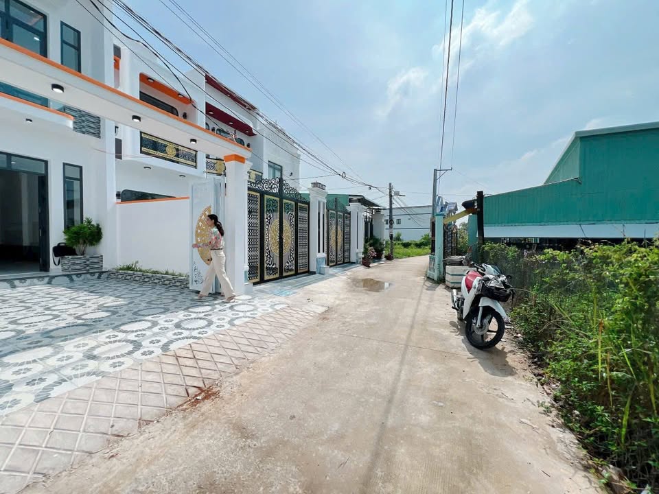 Nhà riêng Cần Giuộc, Long An 76m² giá 2.05 tỷ - Mặt tiền Tập Đoàn 8, sổ riêng!