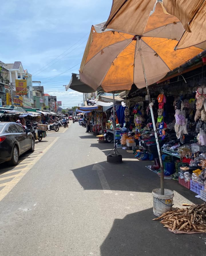 Nhà mặt tiền ngay cổng chợ Đồng Xoài 3157m² giá 11,9 tỷ - Đầu tư sinh lời ngay!