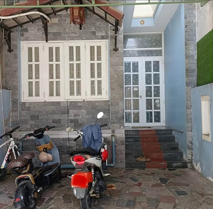 Nhà mặt tiền Đống Đa, 104m² giá 2 tỷ - Kinh doanh sầm uất, giao thông thuận tiện!