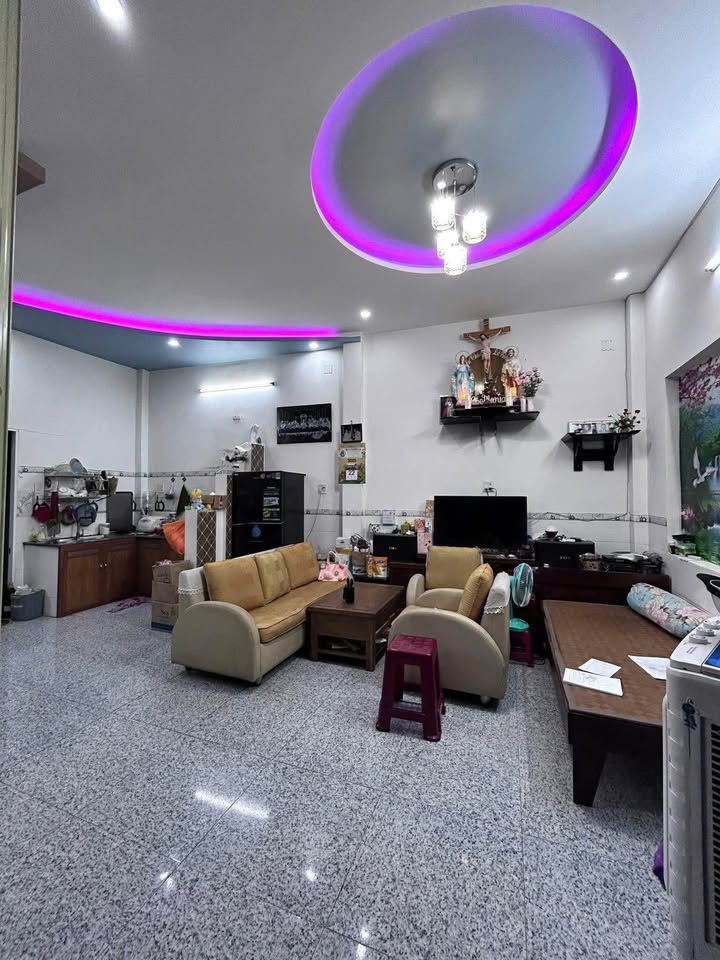 Nhà 2 tầng Trần Hưng Đạo, Quy Nhơn 43m² giá chỉ 1.67 tỷ - Cổng riêng, tiện ích đầy đủ!