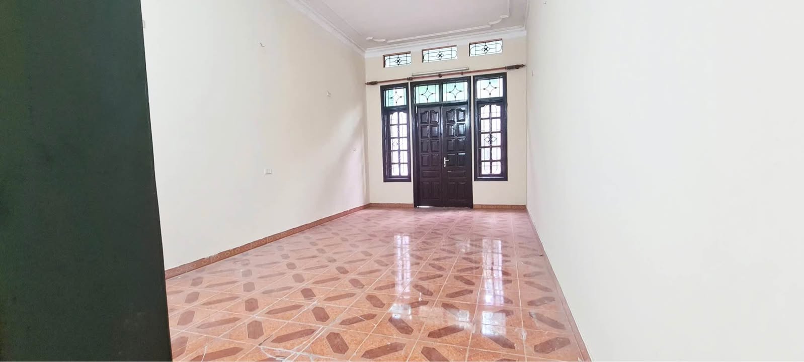 Nhà 3 tầng đường Lam Sơn, Vĩnh Yên 90m² giá chỉ 4.9 tỷ - Kinh doanh và an cư lý tưởng!