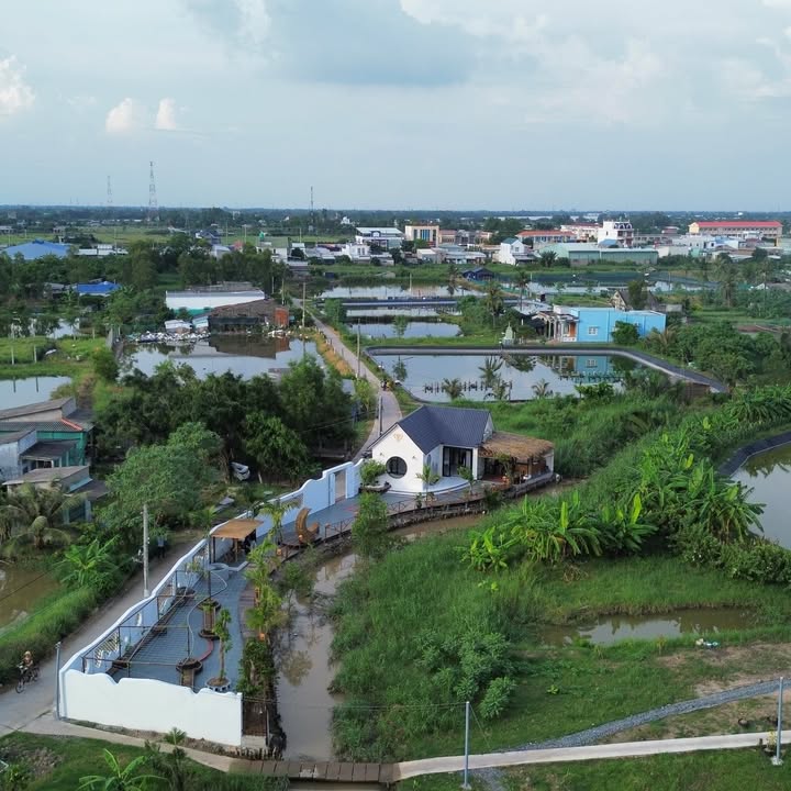 Nhà nghỉ dưỡng Ấp Bãi Bùn, Tiền Giang 658m² giá chỉ 2.368 tỷ - View kênh tuyệt đẹp!