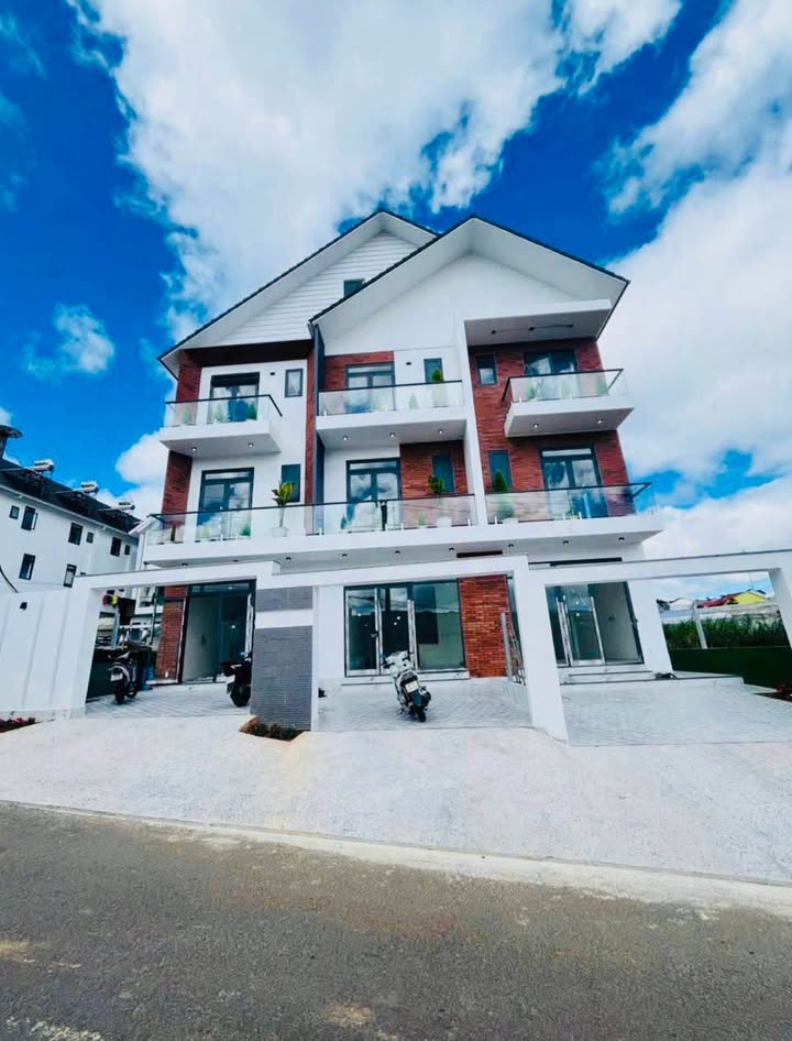 Nhà mới hoàn thiện Đà Lạt 48-91m², giá từ 3.3 tỷ - Mặt tiền đường chính, sân đậu ô tô riêng!