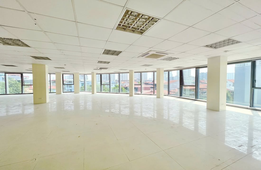 Văn phòng cho thuê Dịch Vọng Cầu Giấy 200m² giá 42 triệu - Lô góc 3 mặt kính cực đẹp!