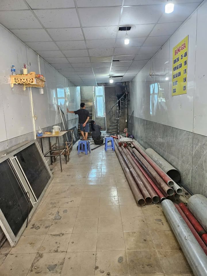 Cho thuê nhà phố Đê La Thành, Đống Đa 50m² - Vỉa hè rộng rãi, thuận tiện kinh doanh!