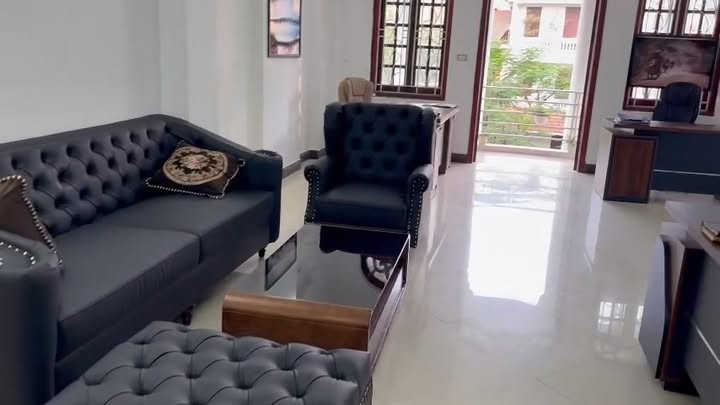 Cho thuê văn phòng mặt phố Lạc Long Quân 130m² giá 14 triệu - Không gian thoáng đãng, tiện nghi đầy đủ!