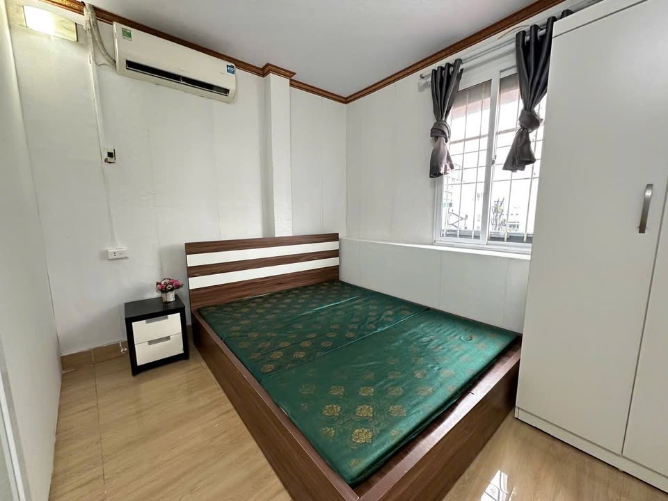 Cho thuê nhà nhỏ ngõ 127 Hào Nam, Đống Đa 40m² giá 5.5 triệu - Thang máy tiện lợi!