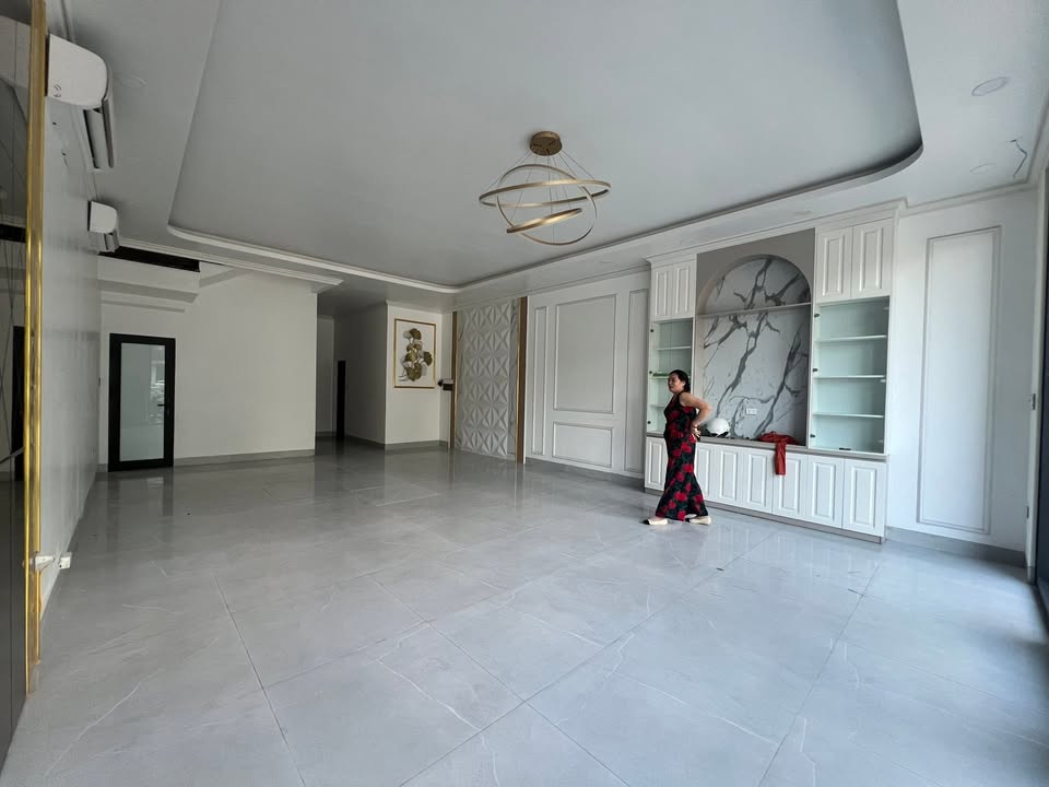 Nhà mặt đường Nguyễn Văn Cừ 4 tầng giá 35 triệu - Phù hợp cho văn phòng, spa, shop luxury!