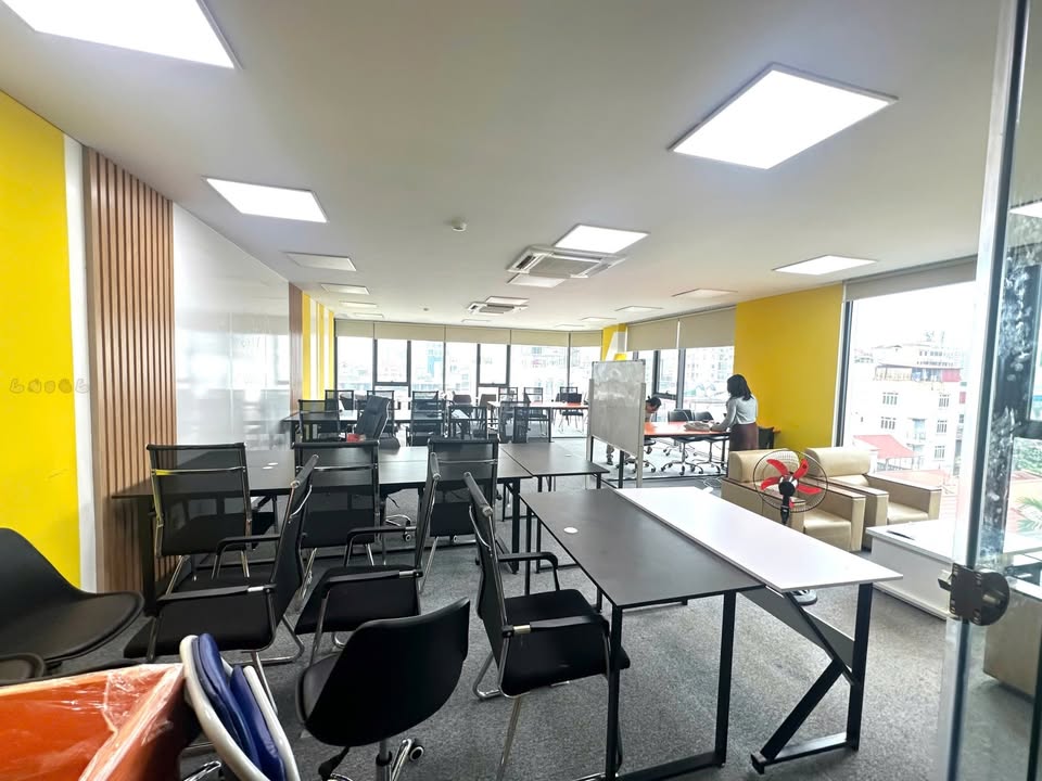 Văn phòng cho thuê 50m² Hoàng Quốc Việt - Sẵn sàng làm việc ngay!