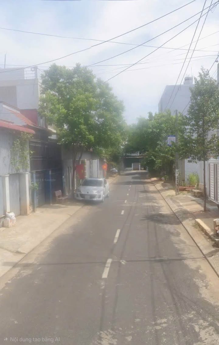 Nhà mặt tiền đường Nguyễn Tiểu La, Buôn Ma Thuột 99m² giá 4.25 tỷ - Sổ đỏ chính chủ, khu dân cư đông đúc!