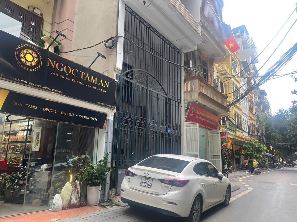 Nhà mặt phố Huỳnh Thúc Kháng 42m² giá 1x tỷ - Kinh doanh sầm uất, ô tô tránh