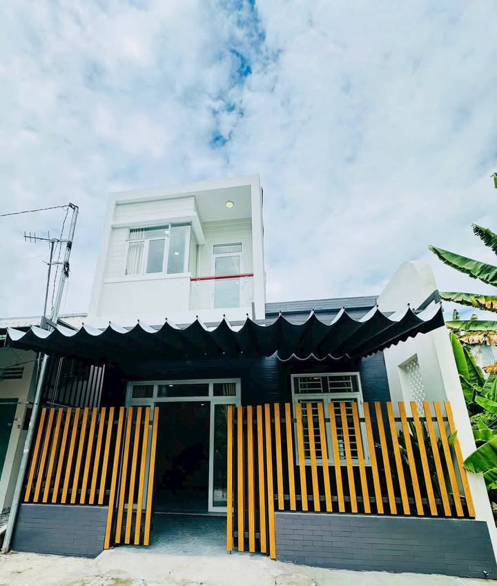 Nhà đẹp mới xây Trần Hưng Đạo, Long Xuyên - 92m² giá chỉ 2.1 tỷ - Sẵn sàng vào ở!