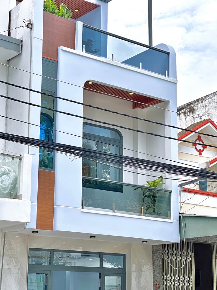 Nhà 2 tầng mới 100% đường Nguyễn Tất Thành 56m² giá 3.8 tỷ - Đối diện công viên thoáng mát!
