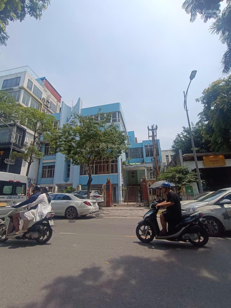 Cho thuê nhà mặt phố Nguyễn Du 550m² giá 500 triệu - Siêu phẩm view hồ cực chill