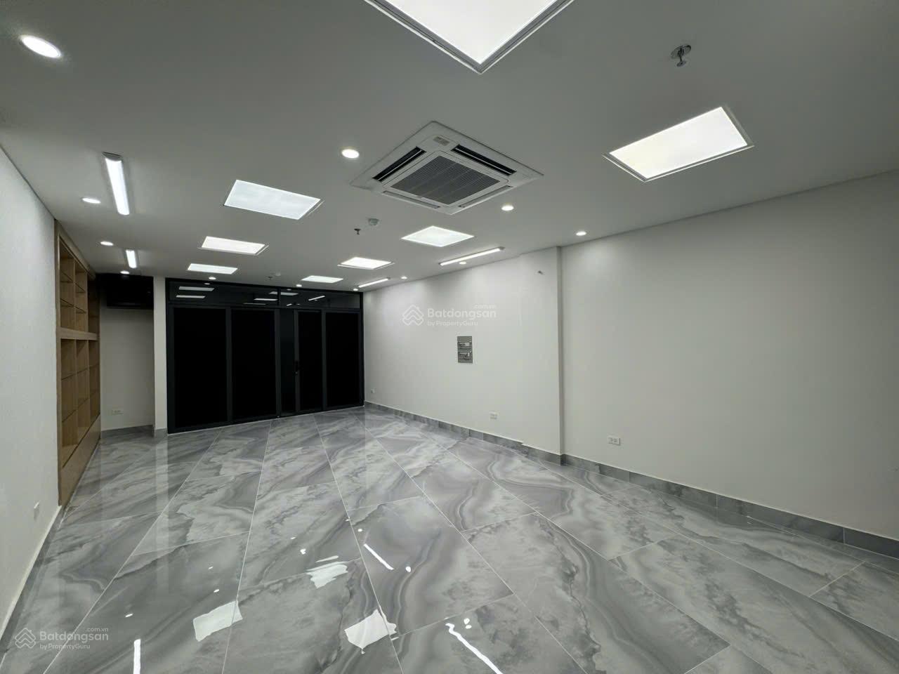 Cho thuê sàn văn phòng Lô góc phố Dịch Vọng Hậu 160m² - Không gian làm việc lý tưởng!