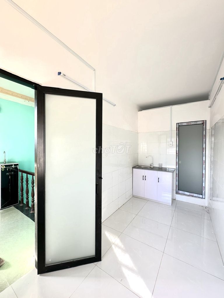 Phòng trọ giá rẻ tại Thạnh Lộc 15m² - Giờ giấc tự do, cổng vân tay an ninh