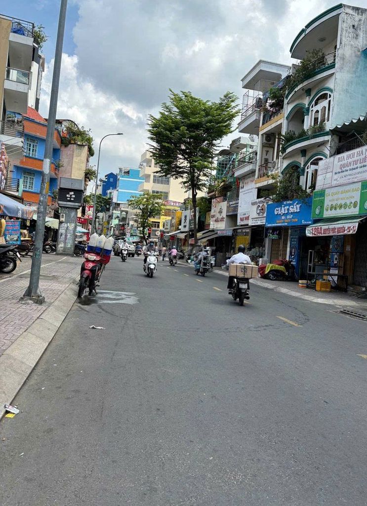 Mặt bằng cho thuê mặt tiền đường Hai Bà Trưng, Quận 1, 110m² - Vị trí kinh doanh sầm uất!