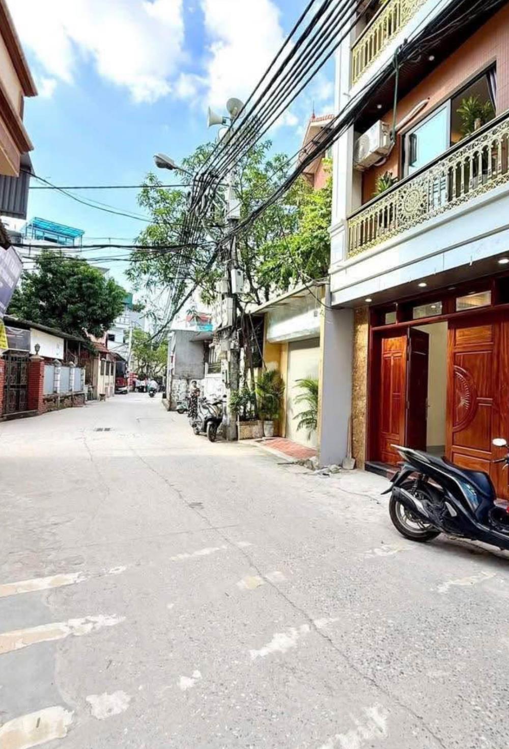 Nhà 4 tầng Nghĩa Tân 30m² ô tô vào tận nhà - Giá chỉ 10.6 tỷ!