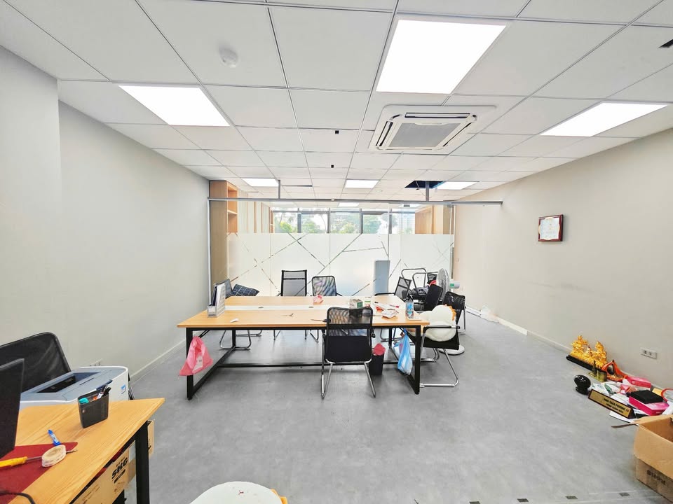 Sàn văn phòng Chùa Láng, Đống Đa 100m² giá chỉ 16 triệu - View hồ tuyệt đẹp!