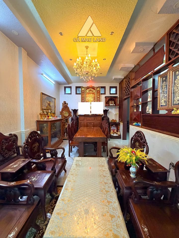 Nhà 1 trệt 2 lầu mặt tiền đường 30 Tháng 4, Cà Mau 165m² giá 6.9 tỷ - Vị trí kinh doanh đắc địa!