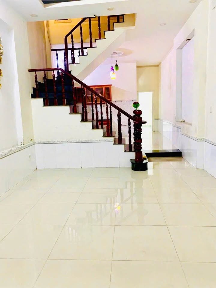 Nhà 2 tầng Dĩ An 74m² giá 3.9 tỷ - Vị trí đắc địa gần chợ