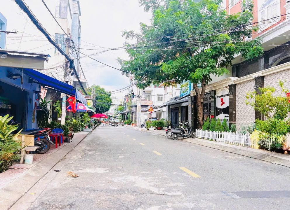 Nhà mặt tiền Lê Lư, Tân Phú 166m² giá 15.5 tỷ - Chính chủ bán gấp!