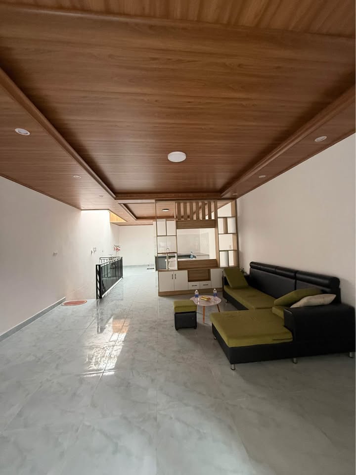 Nhà Đà Lạt 90m² giá 2.4 tỷ - Sổ đỏ chính chủ, dễ dàng di chuyển!