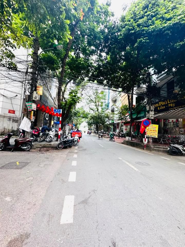 Bán nhà mặt phố Võ Văn Dũng, Đống Đa, 30m² giá 13.9 tỷ - Kinh doanh sầm uất!