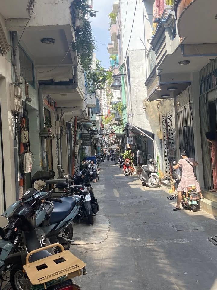 Nhà 4 tầng BTCT Nguyễn Biểu, Q5 - Giá 6,2 tỷ - Gần Võ Văn Kiệt!