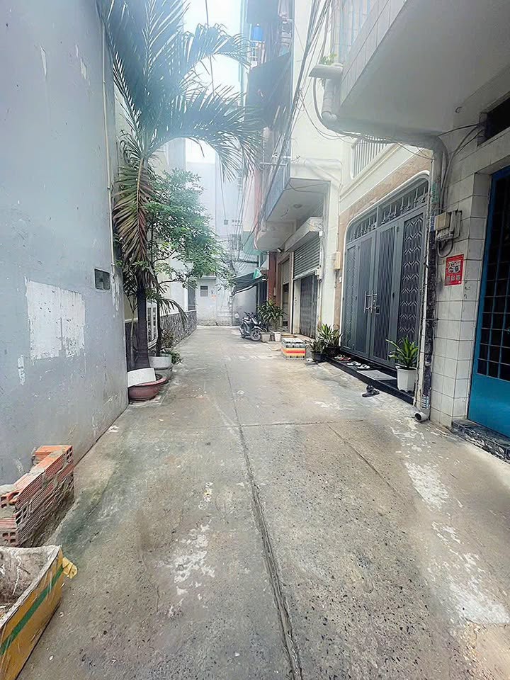 Nhà hẻm xe hơi đường Đồng Đen, quận Tân Bình 24m² giá 3.98 tỷ - Vị trí sầm uất, thuận lợi!