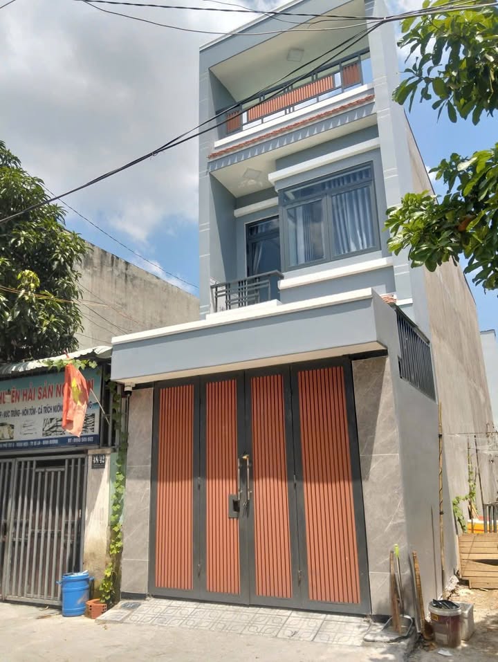 Nhà 1 Trệt 1 Lầu Khu Phố Đông Tây, Dĩ An 121.7m² giá 4.2 tỷ - Thiết kế hiện đại, tiện ích đầy đủ!